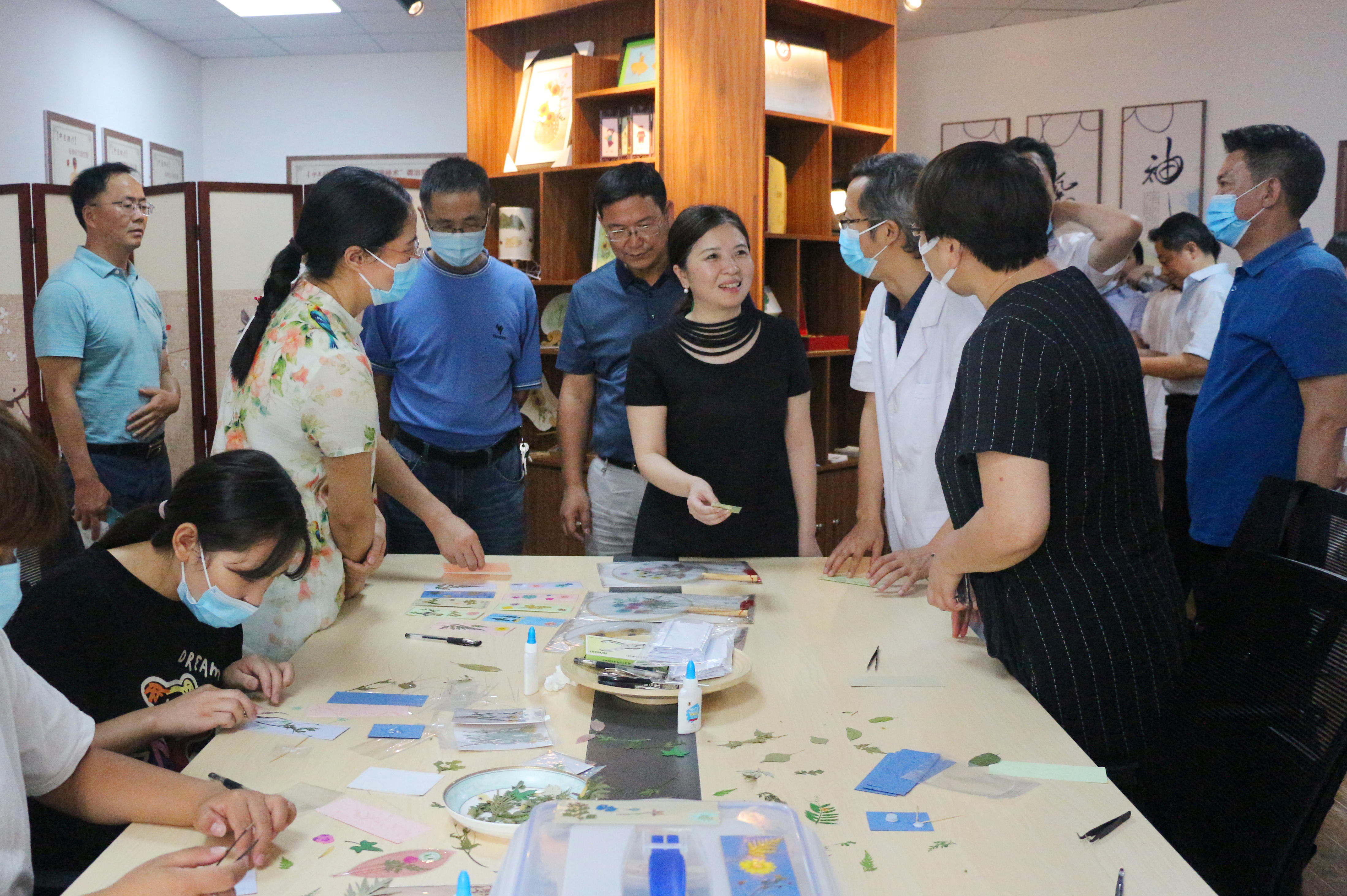聂红焰区长与"神农益创"三峡创客驿站"项目负责人现场交流