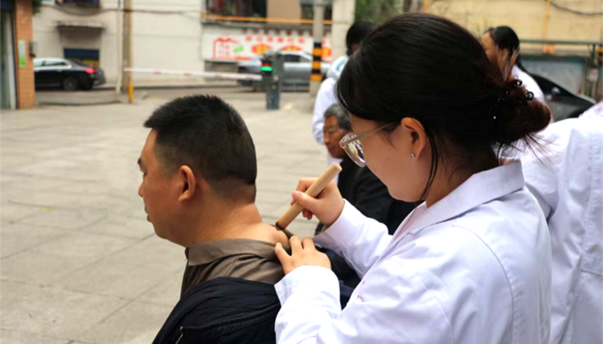 打电话的人 AI 生成的内容可能不正确。