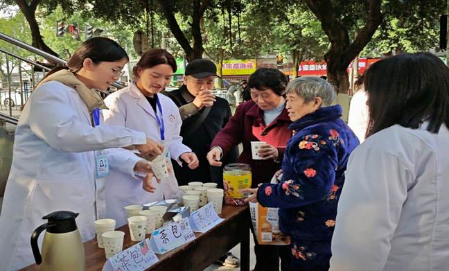 一群人正在用餐聊天 AI 生成的内容可能不正确。