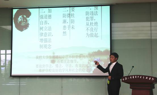 选手正在演讲