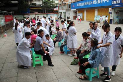 志愿者为居民推拿按摩