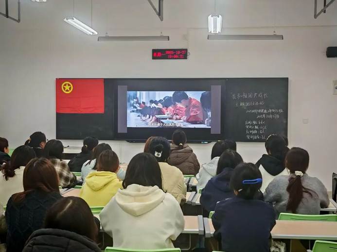 一群人在开会 AI 生成的内容可能不正确。