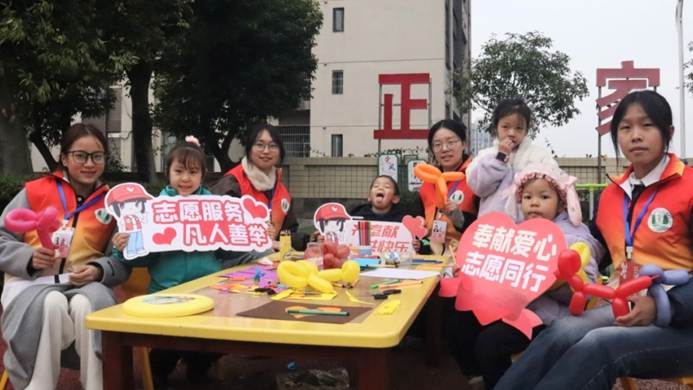 一群小孩在桌子边 AI 生成的内容可能不正确。